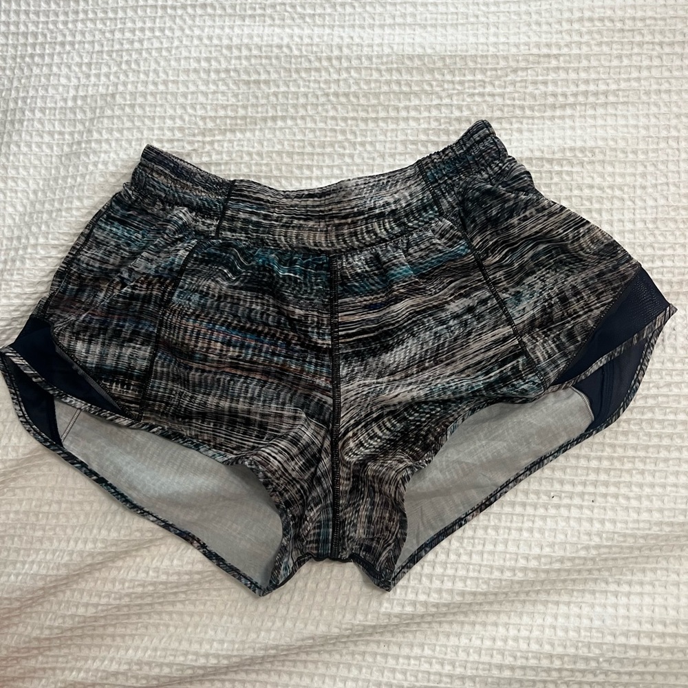 LULULEMON HOTTY HOT 2.5 INCH SHORTS SIZE 8